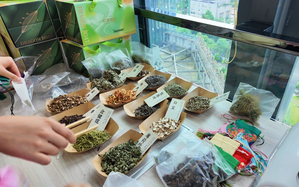 优联博睿伙伴们制作端午香包,填充艾草薄荷等香料