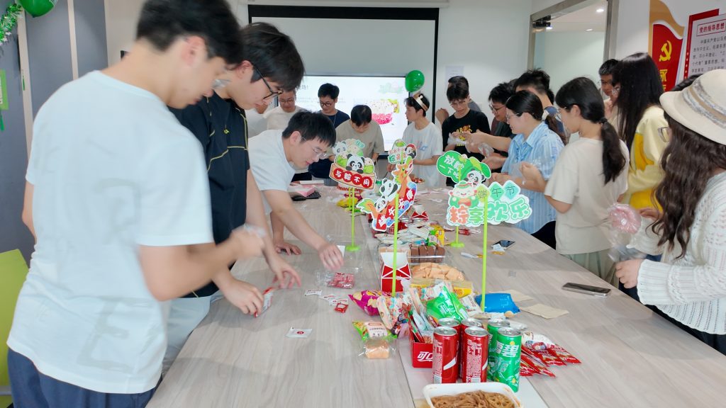 优联博睿伙伴们围坐享受茶歇与水果,轻松交流