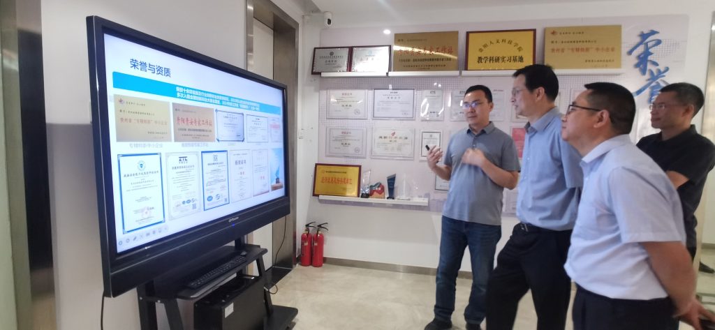 贵州优联博睿科技有限公司总经理李晖向贵阳市副市长付涛介绍AI驱动的一站式大数据智能服务平台助睿数智